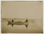 Du vyrai sėdi valtyje