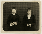 Dviejų stovinčių moterų portretas