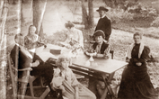 Mongirdų šeima Tuhanovičių vilos kieme prie stalo