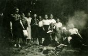 Zarasų gimnazistės - skautės  iškylos metu į gamtą, stovi prie laužo. Magučių miške. 1938 m.