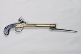 Titnaginis pistoletas-trombonas (tercerolis) su atlenkiamu durtuvu
