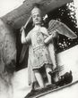 Mykolo Arkangelo skulptūra Mosėdžio bažnyčios šventoriaus vartuose