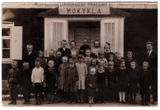 Urbonaičių pradžios mokykla su mokiniais