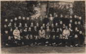 Rietavo gimnazijos mokytojai ir mokiniai prie kunigaikščių Oginskių rūmų bokšto. 1929 m.