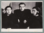Grupinė fotografija P. Širvio albume. Trečias iš kairės K. Kubilinskas