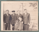 Grupinė šeimos fotografija. Pirmas iš kairės Paulius Širvys, Birutės Širvienės tėtis Stasys Blieka, sesuo Gražina Bliekaitė ir jos Vyras Petras. Apačioje (vyresnė) - Dangė Širvytė ir sesers dukra Jūratė.