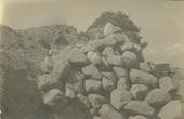 Kurmaičių pilkapių kasinėjimai 1950 m. Iš pilkapio Nr. 1 išimti akmenys