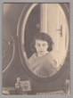 Elizos Račkauskaitės-Venclovienės fotografija žiūrint į veidrodį