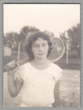 Elizos Račkauskaitės-Venclovienės fotografija su teniso rakete
