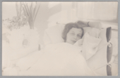 Elizos Račkauskaitės-Venclovienės gulinčios lovoje fotografija