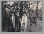Elizos Račkauskaitės-Venclovienės (kairėje) fotografija su drauge gamtoje