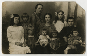 Stanislava Venclauskienė su dukromis ir pirmaisiais globotiniais Tuloje