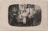 Zofija ir Juozas Sungailos su savo vaikais Zofija, Stefa ir Vladu. Stalgo kaimas apie 1929 m.