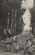 Mergaitės suklupusios prie Švč. Mergelės Marijos statulos Plinkšių dvaro parke, apie 1935 m.