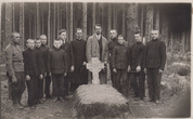 Anykščių progimnazijos mokiniai ir mokytojai prie savanorio J.Pauliukevičiaus kapo