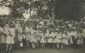 Vyskupas Kazimieras Paltarokas Biržuose su vaikais priėmusiais Pirmąją Komuniją