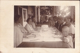 Evangelikų reformatų kunigas, generalinis superintendentas Povilas Jakubėnas (centre) su šeima prie pietų stalo