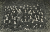 Biržų gimnazijos trečios klasės mokiniai su auklėtoju Biržų piliavietėje