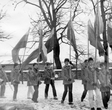 Vaikinų kolona, nešanti tautines vėliavas Zarasų bažnyčios šventoriuje 1990 m. vasario 16 d.