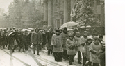 Įamžintas 1990 m. vasario 16 d. eisenos į Zarasų savanorių kapus momentas