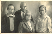 Fotografija. Neatpažinti asmenys: vyras, moteris ir dvi jaunos merginos