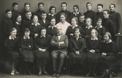 Biržų gimnazijos VII a klasės mokiniai su auklėtoju Vytautu Didžiuliu