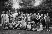 Nuotrauka „Pradžios mokyklos mokiniai ir mokytojai“