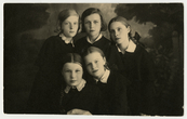 Penkių mergaičių fotoportretas