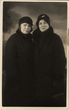 Dvi moterys žieminiais rūbais