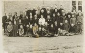 Nuotrauka „Žeimelio latvių pradžios mokyklos mokiniai ir mokytojai“