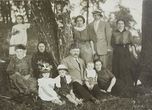Nuotrauka „Dvarininko šeima Biržų dvaro parke“