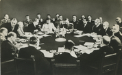 Atvirukas. Antrojo pasaulinio karo valstybių – nugalėtojų lyderiai prie apvaliojo derybų stalo Potsdamo konferencijos metu.