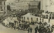 Lakūnų Stepono Dariaus ir Stasio Girėno laidotuvių procesija eina pro Šv. Arkangelo Mykolo bažnyčią. Kaunas, 1933 m. liepos 20 d.
