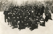 Biržų gimnazijos mokytojas Pranas Lukoševičius su gimnazijos pedagogais ir mokiniais žiemą Biržų piliavietėje