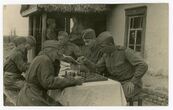 Sovietinės armijos kariai žaidžia šachmatais