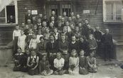 Nuotrauka „Pradžios mokyklos mokiniai prie mokyklos“