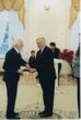 Nuotrauka. Prezidentas Valdas Adamkus įteikia premiją Jonui Mikelinskui