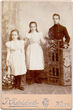 Fotonuotrauka. Grupinė, trijų nežinomų vaikų iš Malinovskių giminės. Vilnius, XIX a. pab. – XX a. pr.