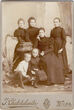 Fotonuotrauka. Grupinė, šešių nežinomų asmenų iš Malinovskių giminės. Vilnius, XIX a. pab. – XX a. pr.