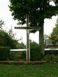 Ornamentuotas kryžius su Nukryžiuotojo skulptūra Mosėdžio bažnyčios šventoriuje