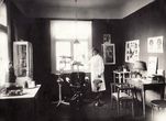 Vanda Didžiulytė-Albrechtienė savo stomatologijos kabinete. Apie 1933–1934 m.