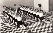 Panevėžio mergaičių gimnazijos gimnazistės per kūno kultūros pamoką
