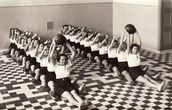 Panevėžio valstybinės mergaičių gimnazijos VIII a klasės moksleivės sporto salėje pamokos metu