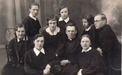 Panevėžio valstybinės mergaičių gimnazijos ateitininkės su kapelionais Alfonsu Lipnicku (Lipniūnu) ir Adolfu Stašiu