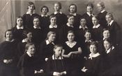 Panevėžio valstybinės mergaičių gimnazijos IV klasės moksleivės su auklėtoja Salomėja Bačinskaite. 1936 m.