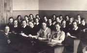 Panevėžio mergaičių gimnazijos moksleivės su istorijos mokytoja Ona Maksimaitiene. 1936 m.