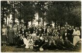Saunorių dvaras (klebonijoje, Kruopių vlsč.). 1933, 1934 m. ir ankstesnių metų konfirmantų susirinkimo dalyviai su kun. Gustavu Rauskiniu