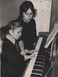 Utenos muzikos mokyklos pianino klasės mokytoja Irena Jovaišienė su mokine 1965 m.