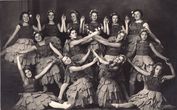 Panevėžio valstybinės mergaičių gimnazijos III klasės šokėjos