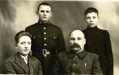 Pasvalio vaistininkas Zenonas Živatkauskas (1880-1969) su sūnumi ir artimaisiais